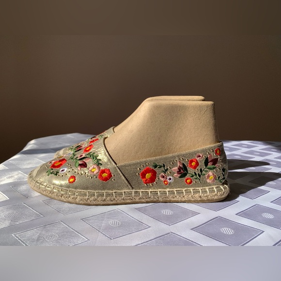 Stunning Gold Fabric Flats with Embroidered Design SIZE 10 Women's Espadrilles - Picture 5 of 12